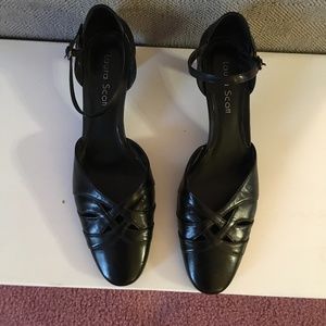 Size 8 1/2 medium Laura Scott black dress shoes